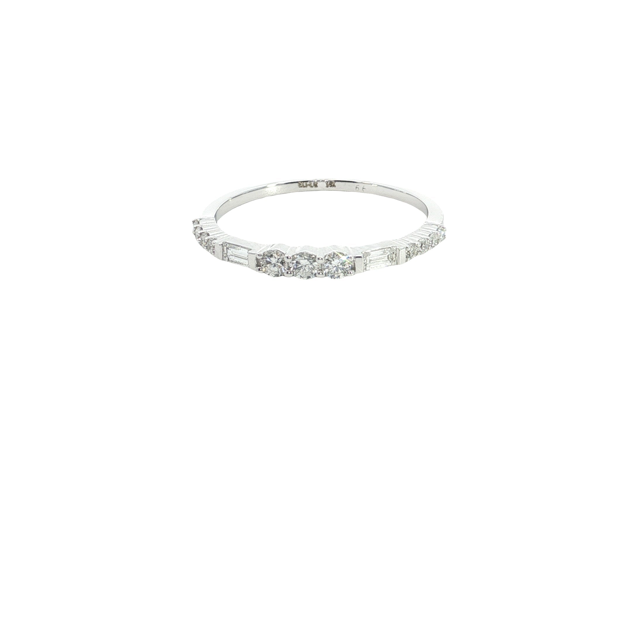 BAGUETTE  with round brilliant cut lab grown wedding band