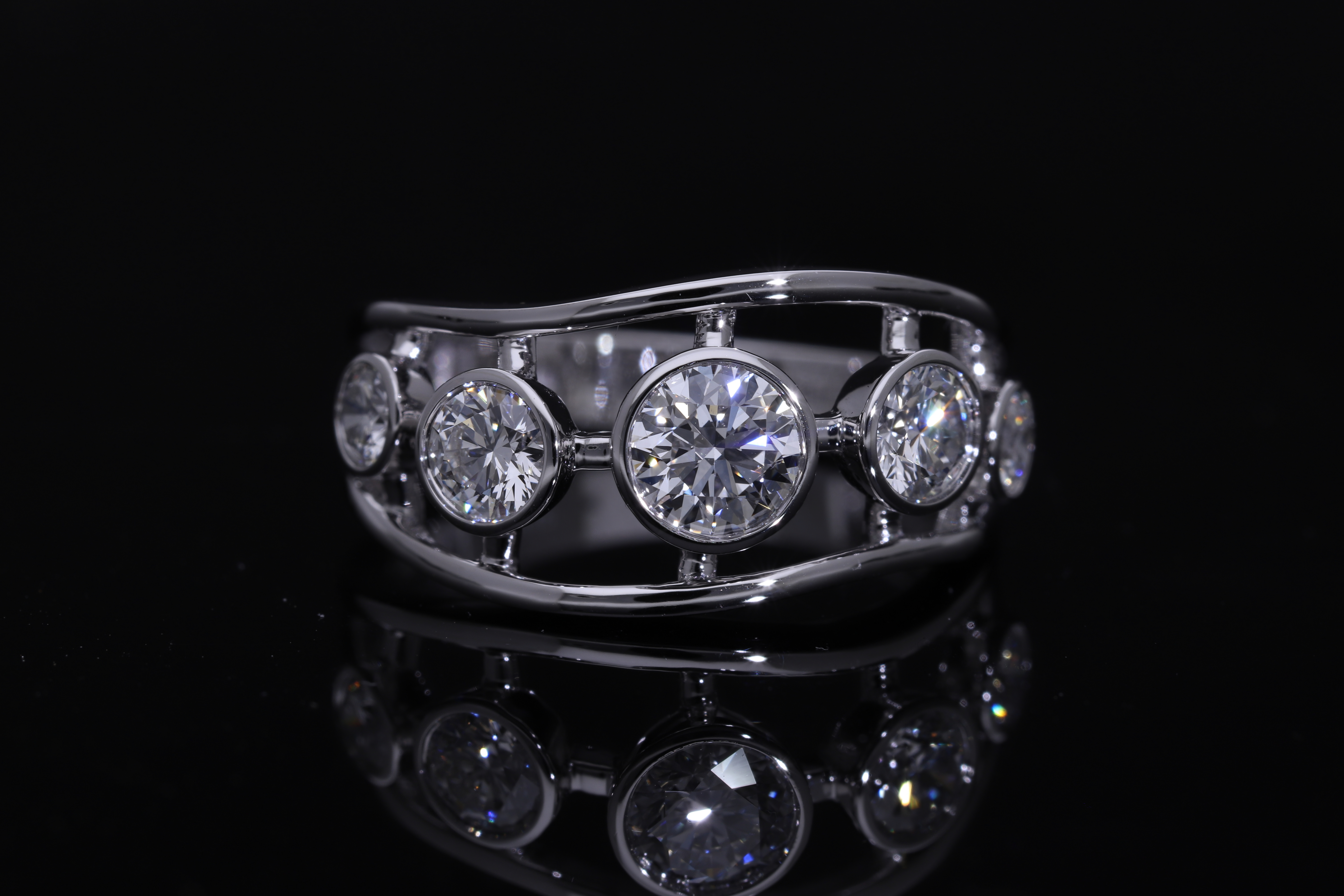 Round Brilliant Cut Lab grown Diamond with Bezel set fashion ring
