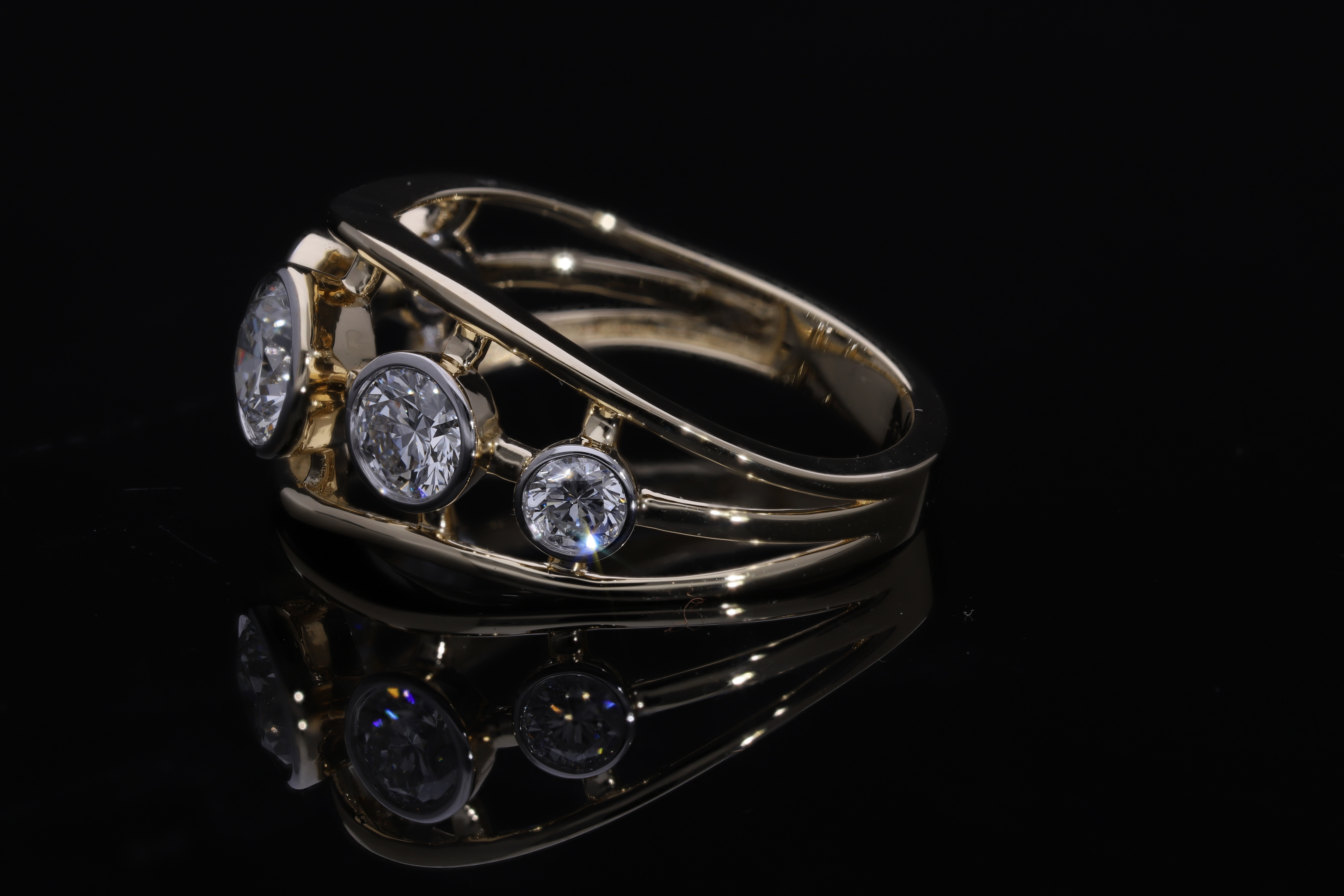 Round Brilliant Cut Lab grown Diamond with Bezel set fashion ring